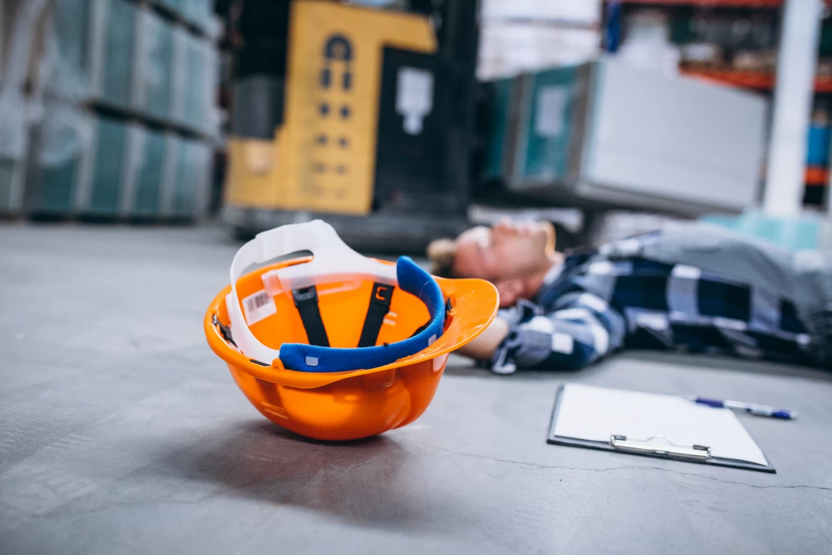 accident-warehouse-man-floor